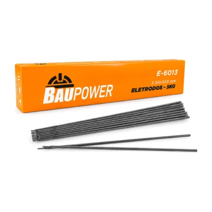 Caixa laranja de eletrodos Baupower E-6013 de 2,50 por 350 milímetros, embalagem de 5 quilos, com eletrodos de revestimento cinza ao lado, em fundo branco