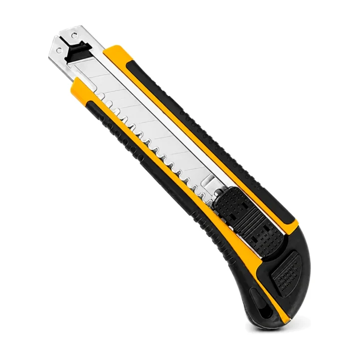 Estilete profissional Baupower de 18 milímetros fora da embalagem, corpo em alumínio amarelo e preto, em fundo branco