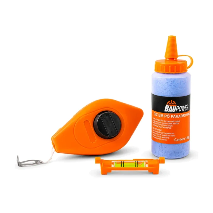 Giz de linha e giz em pó azul Baupower fora da embalagem, com o nível de bolha, em fundo branco