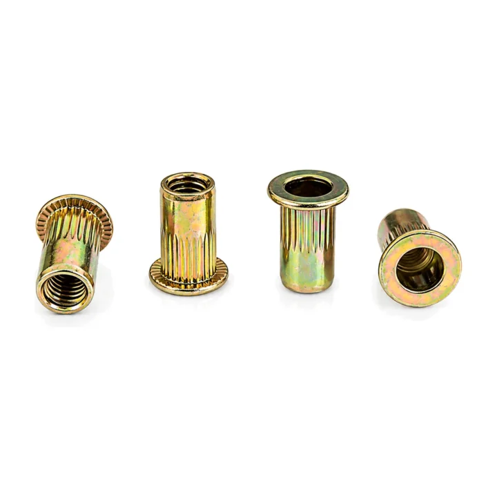 Quatro porcas rebite Baupower de rosca interna vistas de ângulos diferentes, em zincado amarelo, em fundo branco